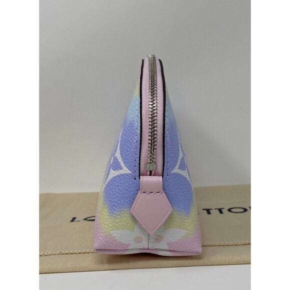 Louis Vuitton Monogram Giant LV Escale Pochette Cosmetic Cosmetic Pouch - Picture 6 of 10